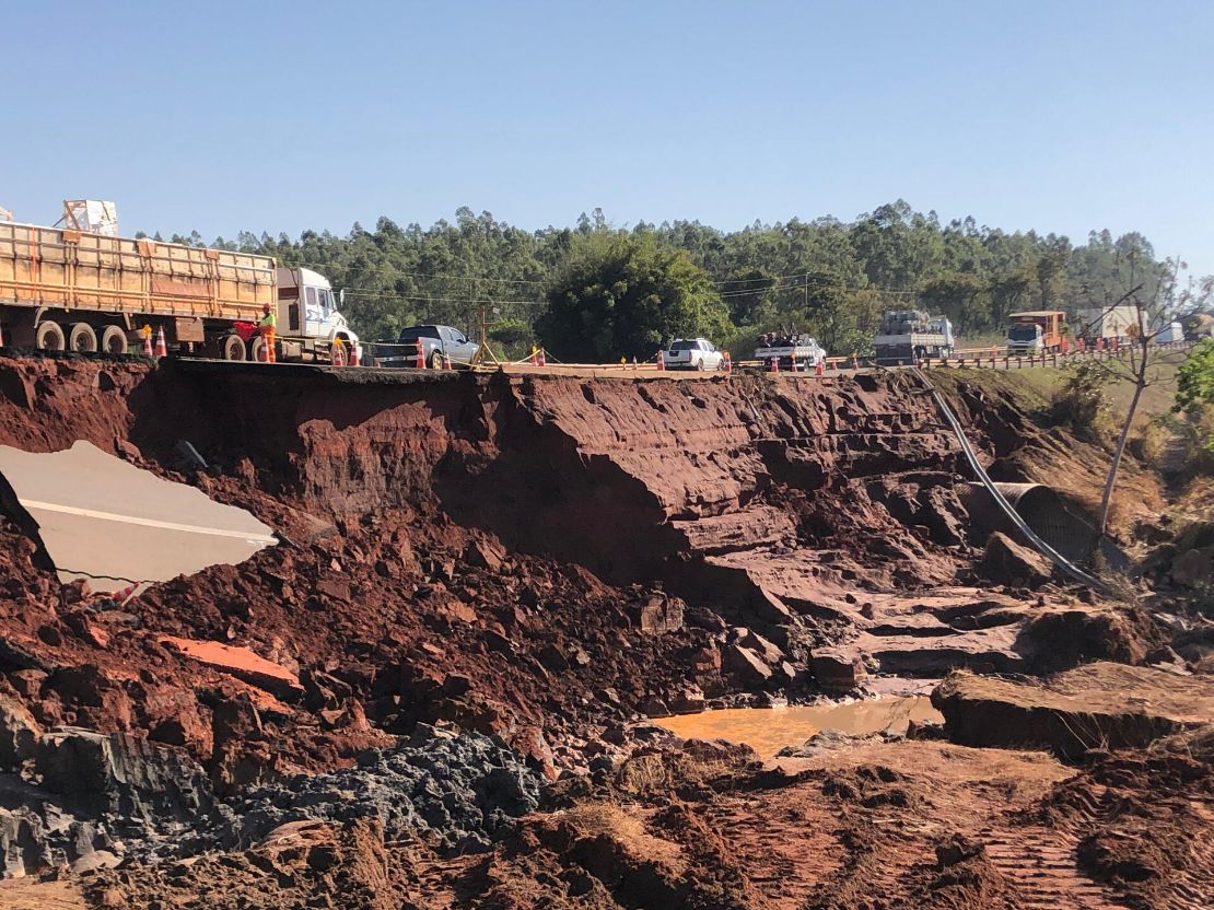 Cratera se abre em rodovia atingida pelo rompimento de barragem