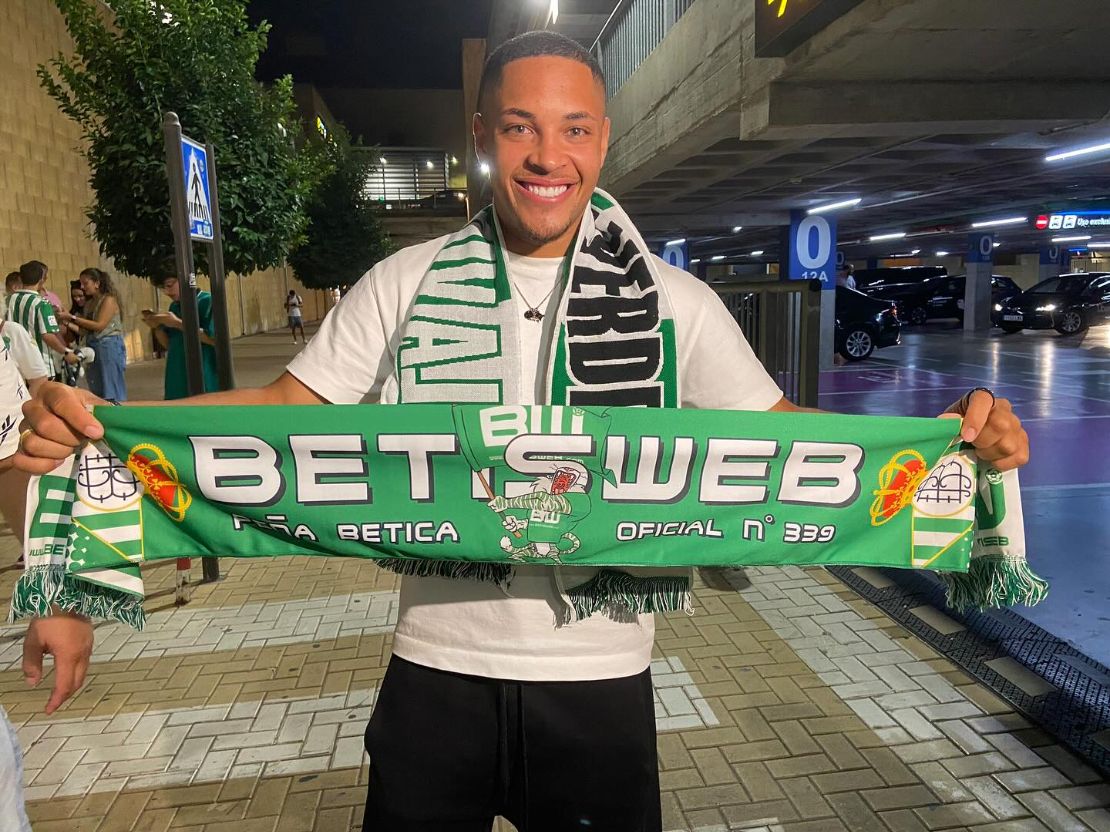Emprestado pelo Barcelona, Vitor Roque é anunciado no Betis