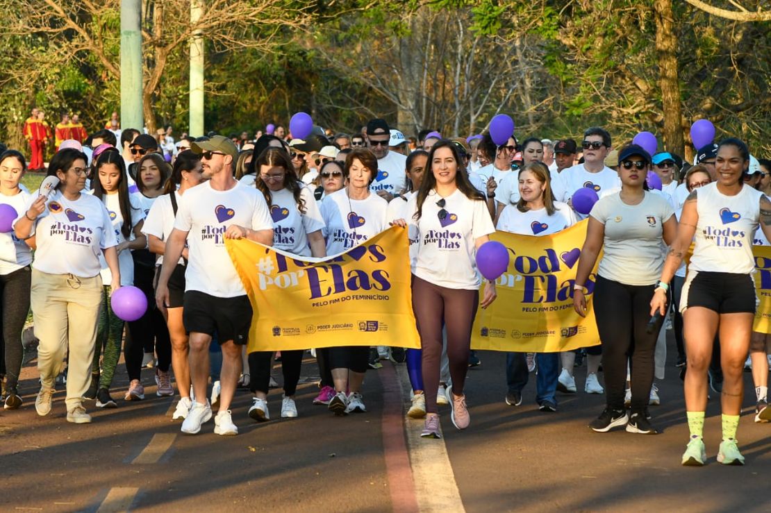 #TodosPorElas: Caminhada reúne homens, mulheres e crianças em combate ao feminicídio