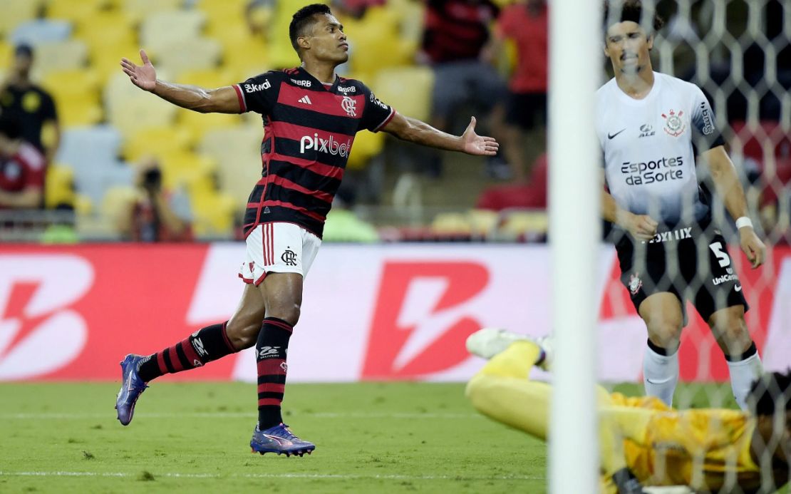 Flamengo sai na frente do Corinthians na semifinal da Copa do Brasil