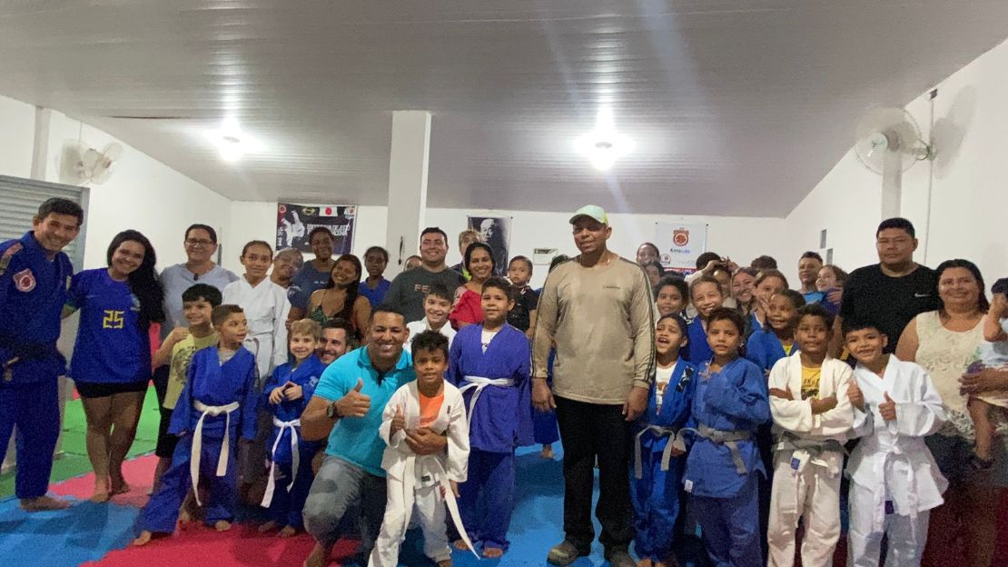 Escolinha de judô do bairro Piracema recebe doação de kimonos para crianças do projeto social