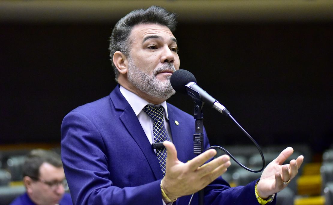 Trabalhando 3 dias por semana e ganhando R$ 44 mil, deputado Marco Feliciano (PL) diz que o trabalhador deve trabalhar até a exaustão para alcançar a prosperidade