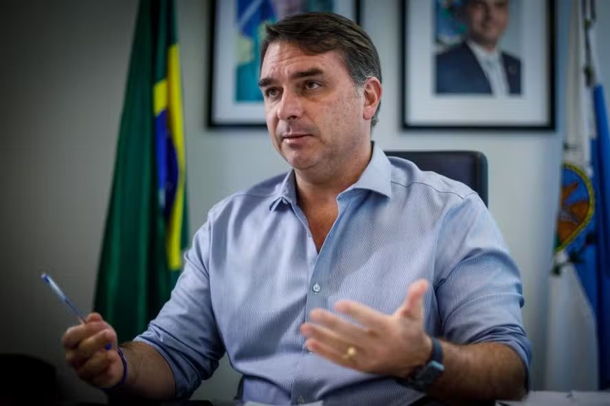 Flávio Bolsonaro minimiza plano de assassinato: “Pensar em matar não é crime”
