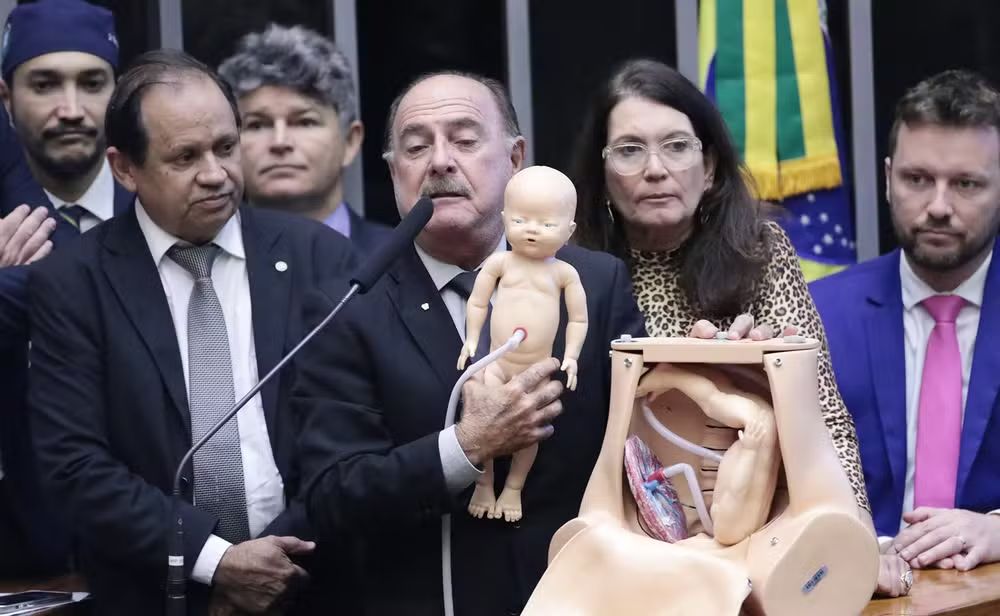 Câmara aprova PEC que pode acabar com aborto legal no Brasil
