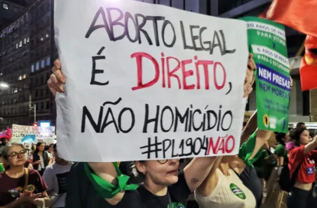 'Criança não é mãe, estuprador não é pai', cantaram ativistas na CCJ da Câmara