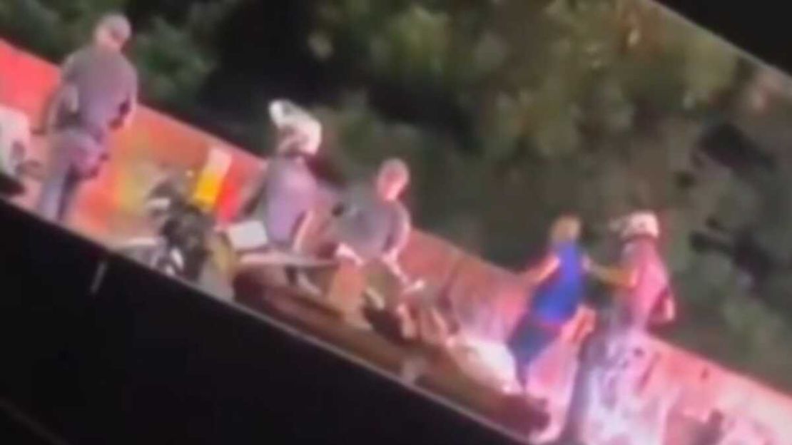Vídeo mostra policial jogando homem de cima da ponte durante abordagem em SP