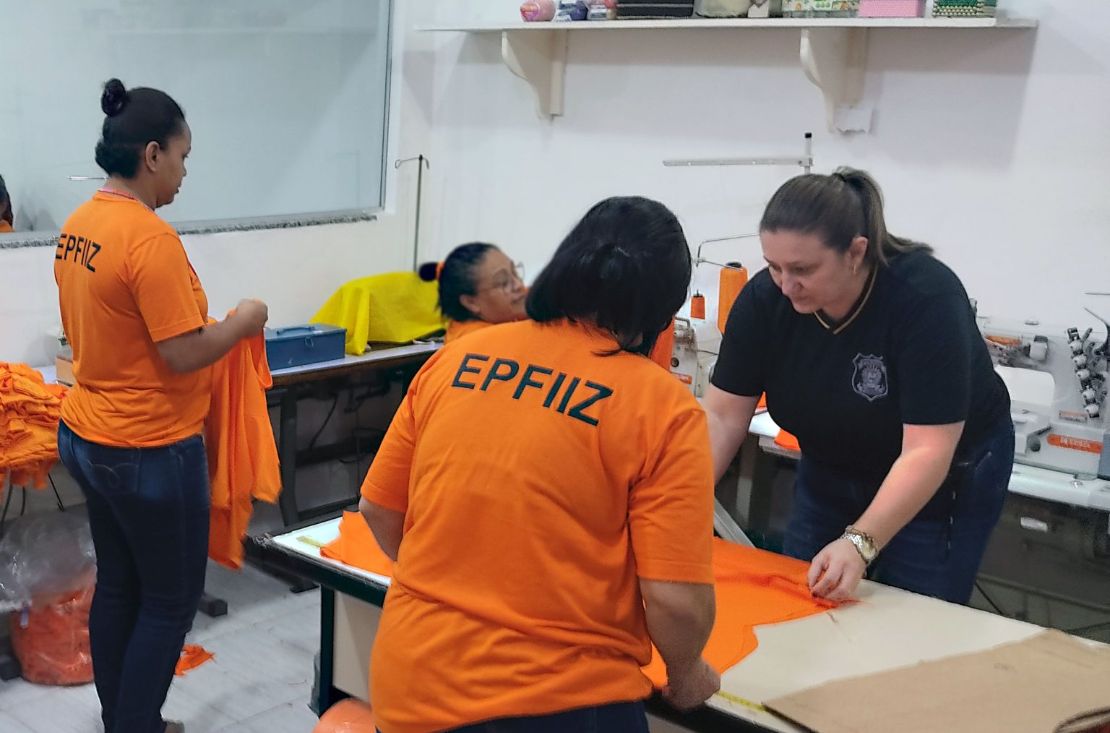 Governo de MS economiza R$ 1,1 milhão com internos produzindo uniformes nos presídios