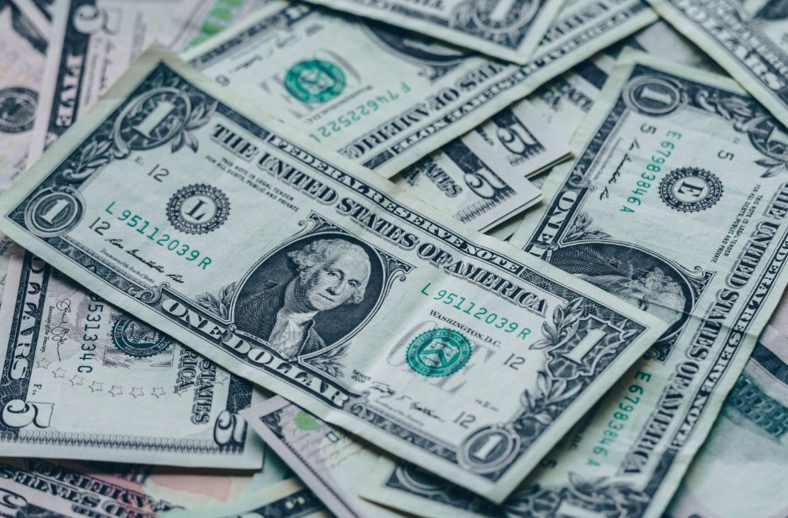 Dólar cai a R$ 5,86, o menor patamar em 2 meses; Ibovespa recua 0,65%