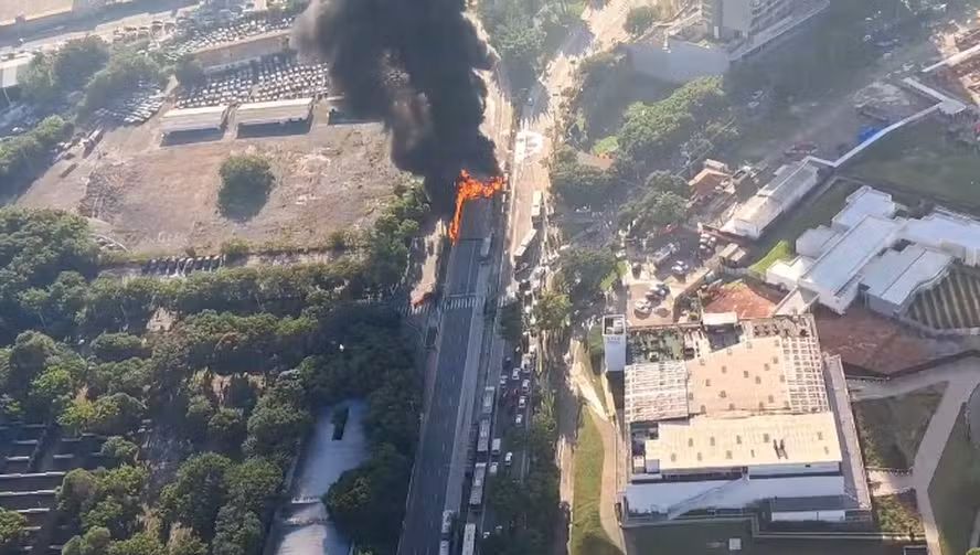 Aeronave cai em SP, atinge ônibus, moto e mata duas pessoas