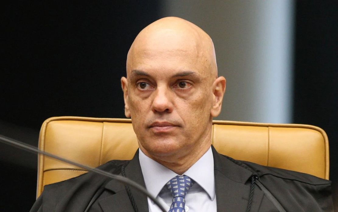 Moraes multa X em R$ 8 milhões por não fornecer dados de Allan dos Santos