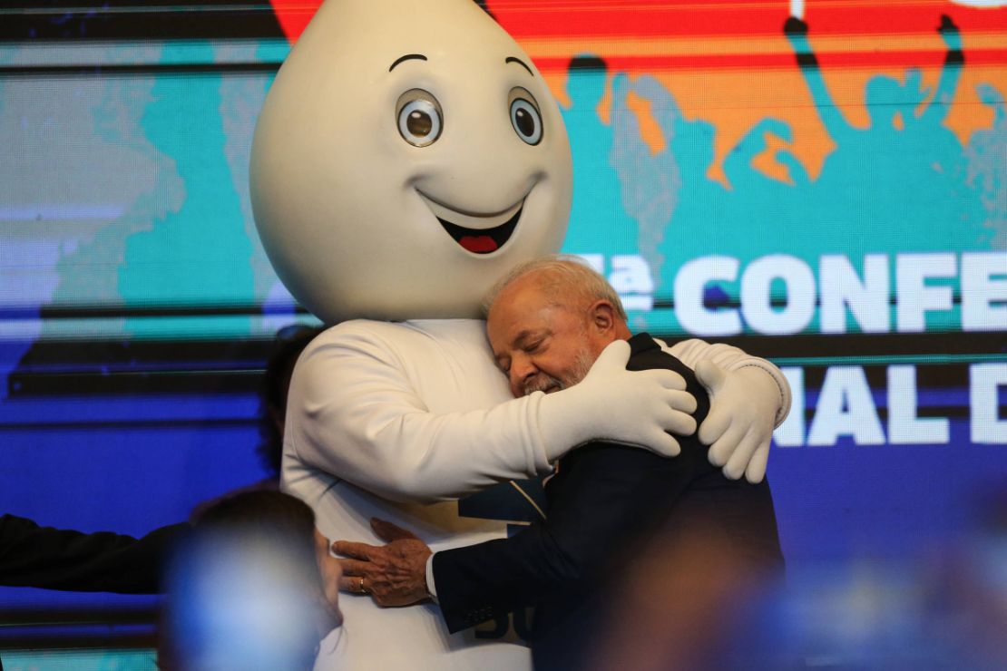 Governo anuncia vacina 100% nacional contra a dengue no SUS em 2026