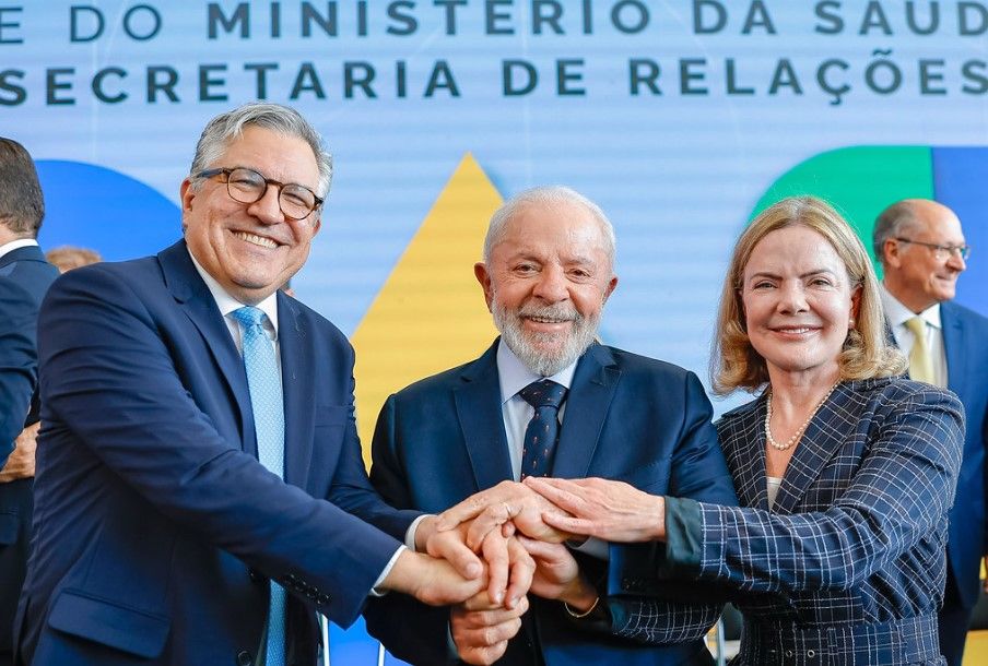 Lula dá posse a Alexandre Padilha e Gleisi Hoffmann