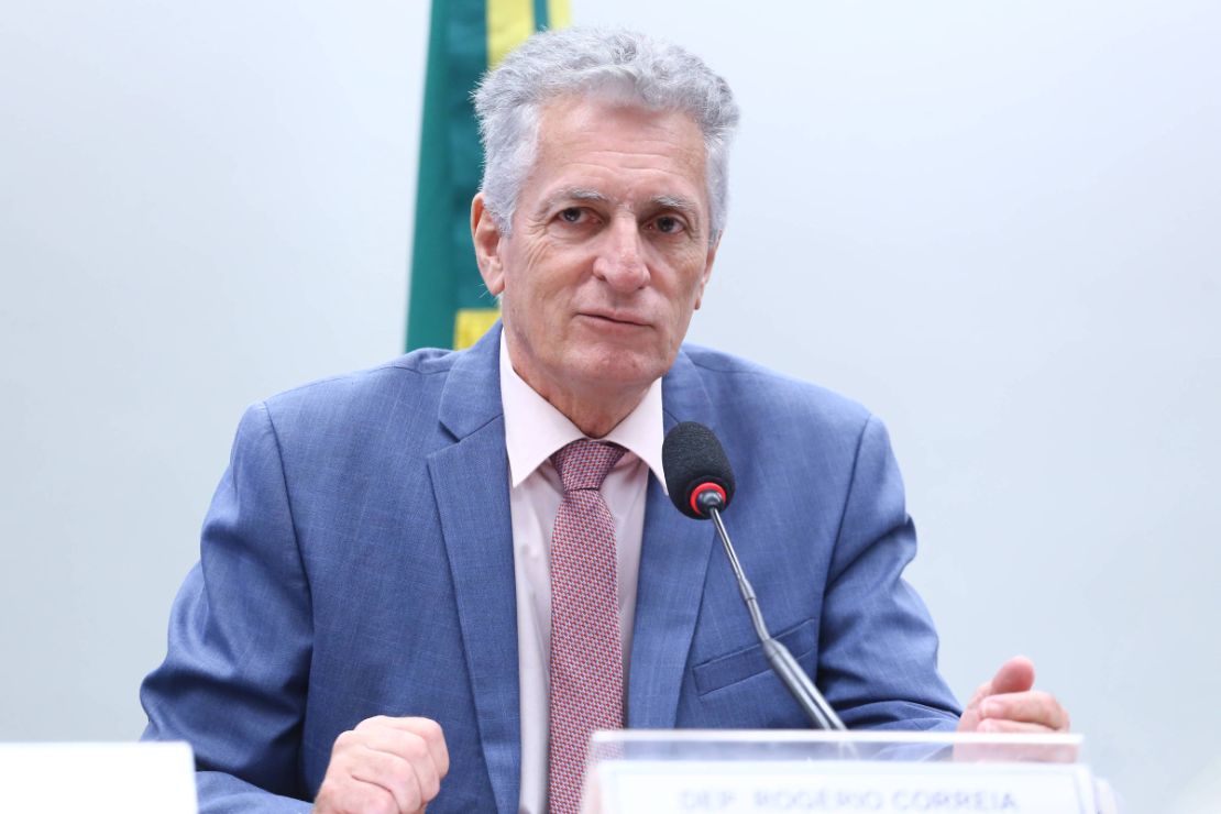 Deputado Rogério Correia chama Bolsonaro e filho de falsos patriotas em discurso