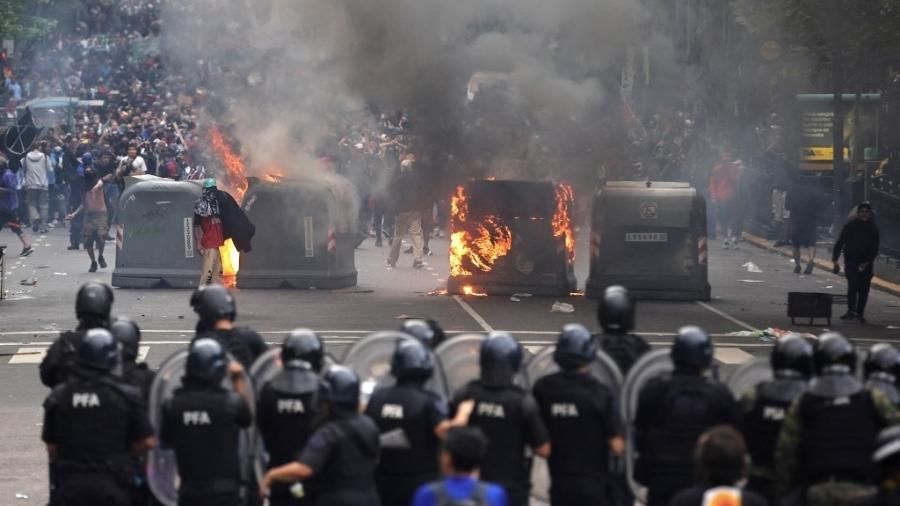 Polícia entra em confronto com manifestantes durante protesto de aposentados contra Milei na Argentina