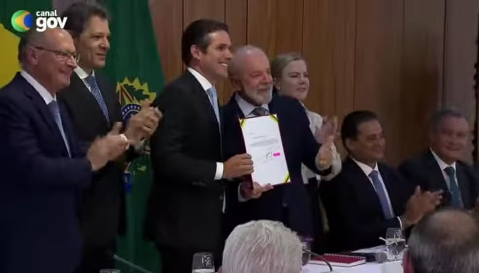 Lula entrega ao Congresso projeto que isenta do IR quem ganha até R$ 5 mil
