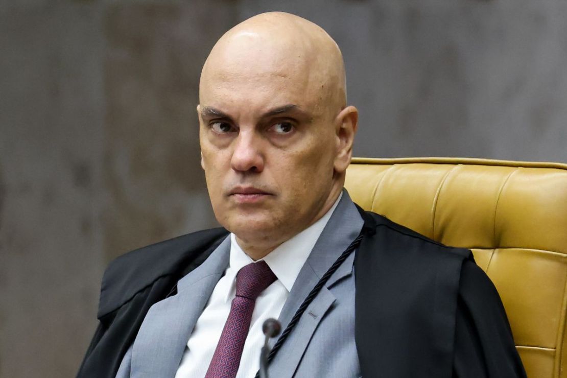 Moraes rejeita pedido do PT  por investigação e apreensão de passaporte de Eduardo Bolsonaro