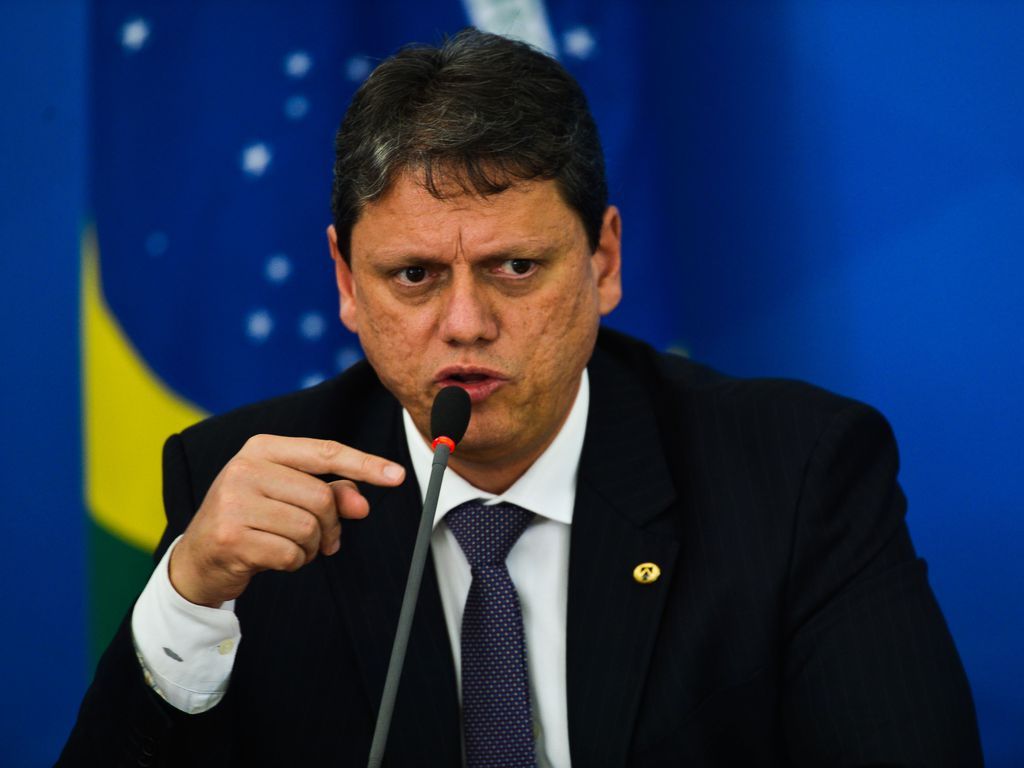 Governador Tarcísio de Freitas elogia sistema eleitoral Brasileiro
