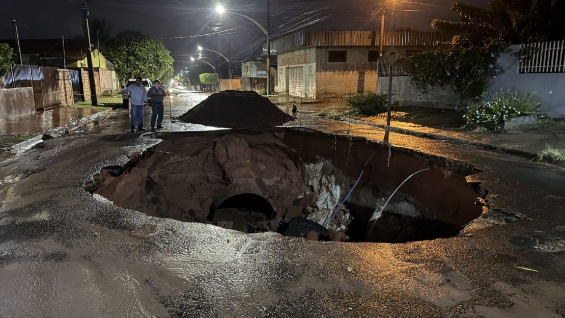 Prefeito de Coxim reúne autoridades após chuva intensa e decreta Situação de Emergência