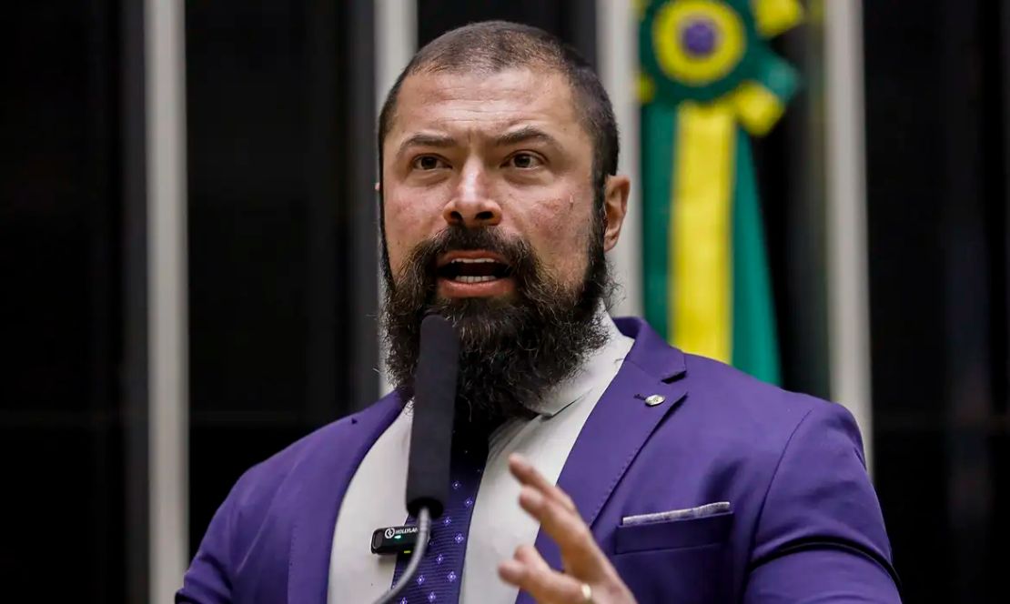 Comissão da Câmara aprova proibição de uso de armas por seguranças de Lula