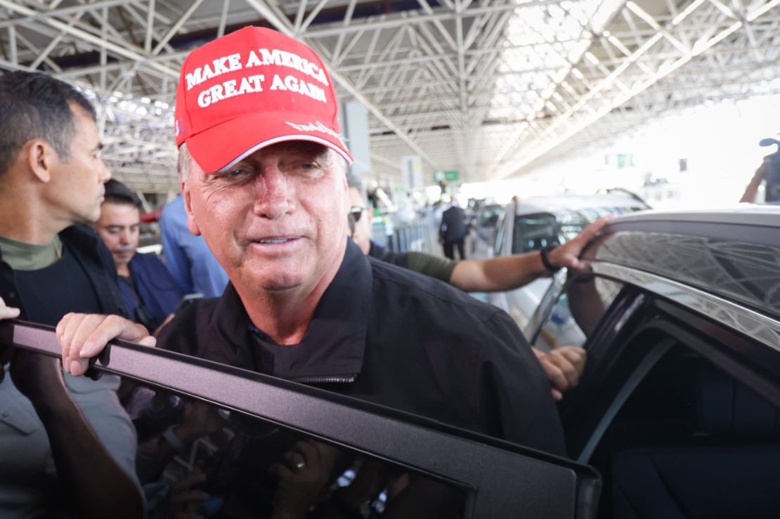 Bolsonaro e Hugo Motta se encontram em Brasília para discutir anistia