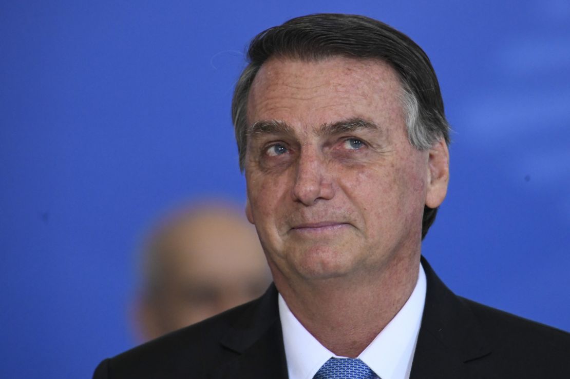 Bolsonaro sancionou fim do controle em descontos no INSS, abrindo caminho para abusos contra aposentados e pensionistas