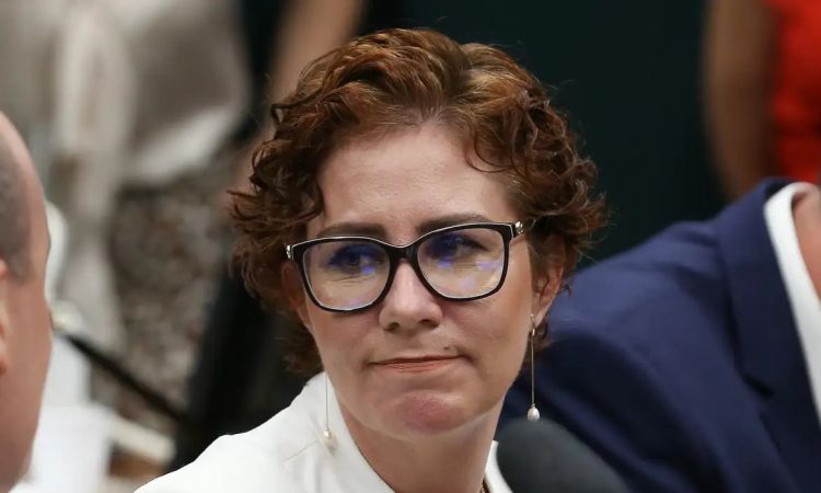 Fim da linha para Carla Zambelli: deputada é condenada e se torna inelegível