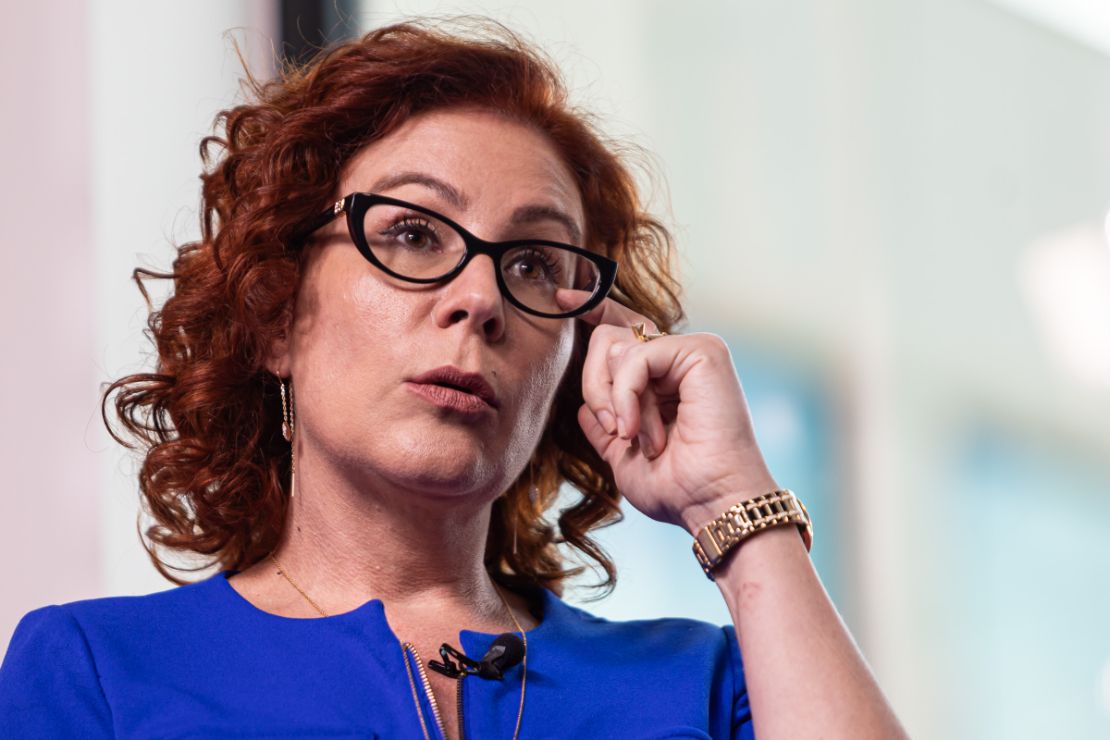 Condenada pelo STF, Carla Zambelli afirma ter apoio de Michelle Bolsonaro e filhos do ex-presidente