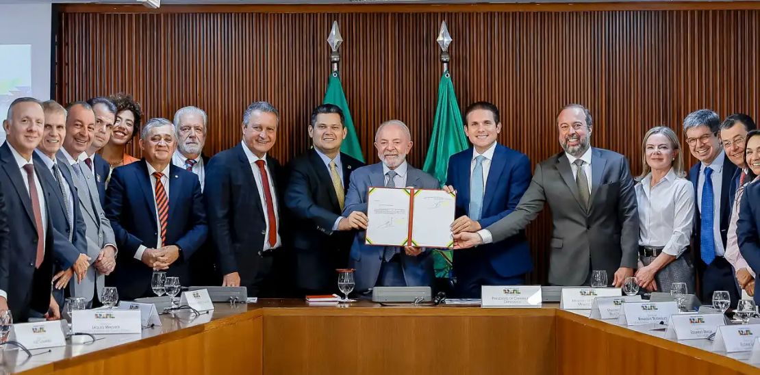 Lula assina MP que amplia isenção na conta de luz e beneficia até 60 milhões de brasileiros