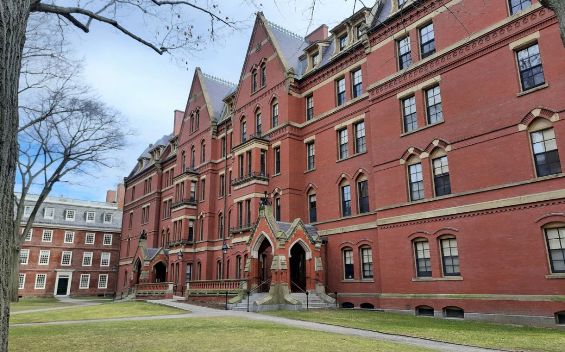Harvard processa governo Trump após proibição de estudantes estrangeiros