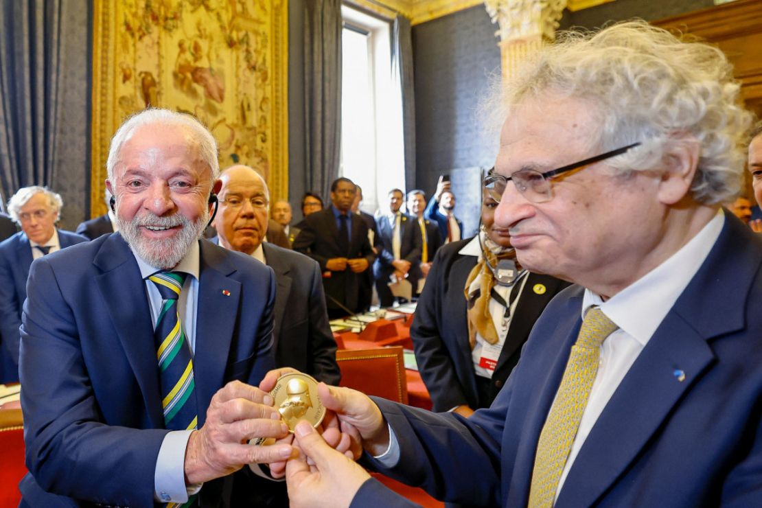 Lula é homenageado pela Academia Francesa e se torna o segundo brasileiro a receber a honraria