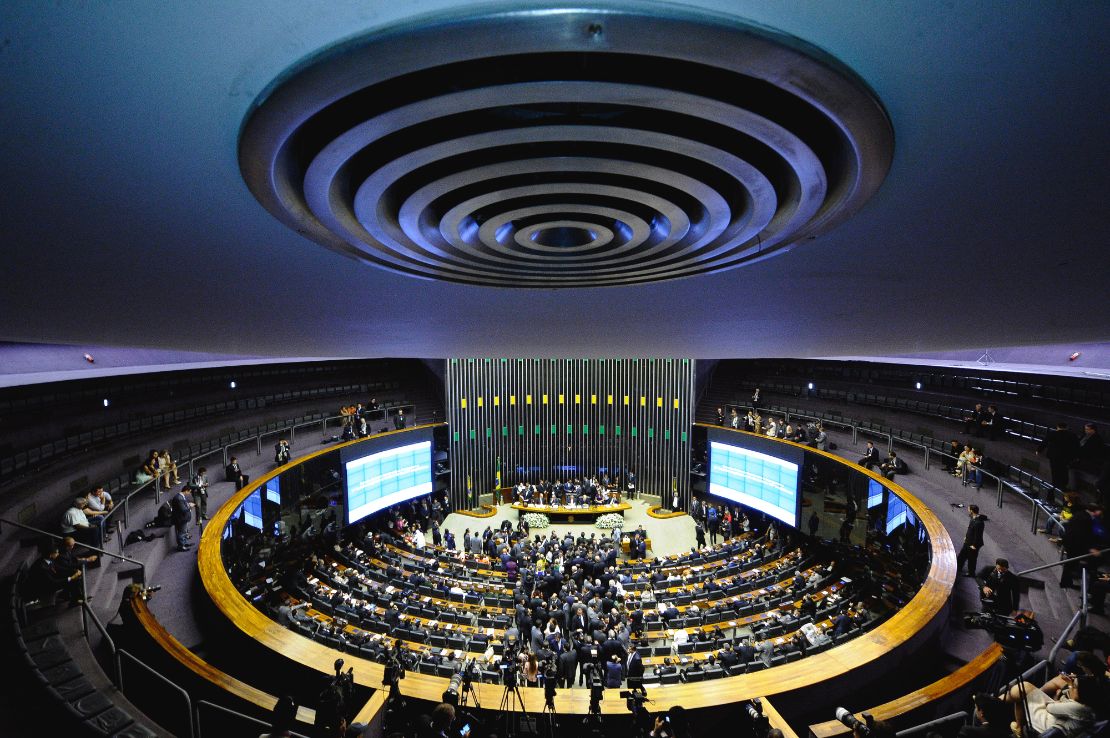 Congresso derruba vetos de Lula e obriga contratação de usinas que devem encarecer a conta de luz