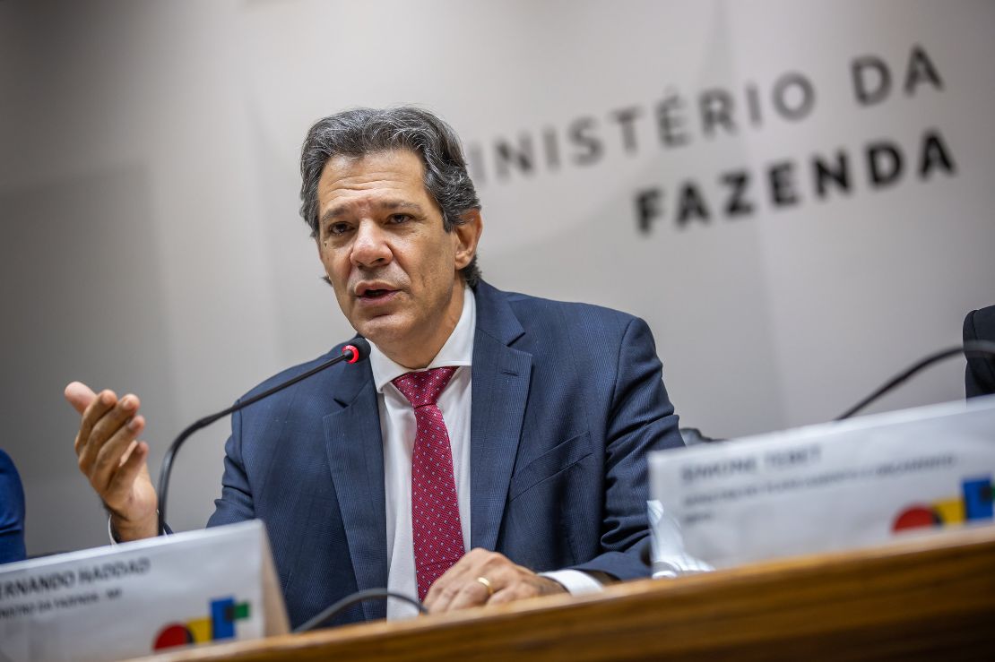 Haddad mira super salários e propõe cortar privilégios; mercado quer mexer no salário mínimo
