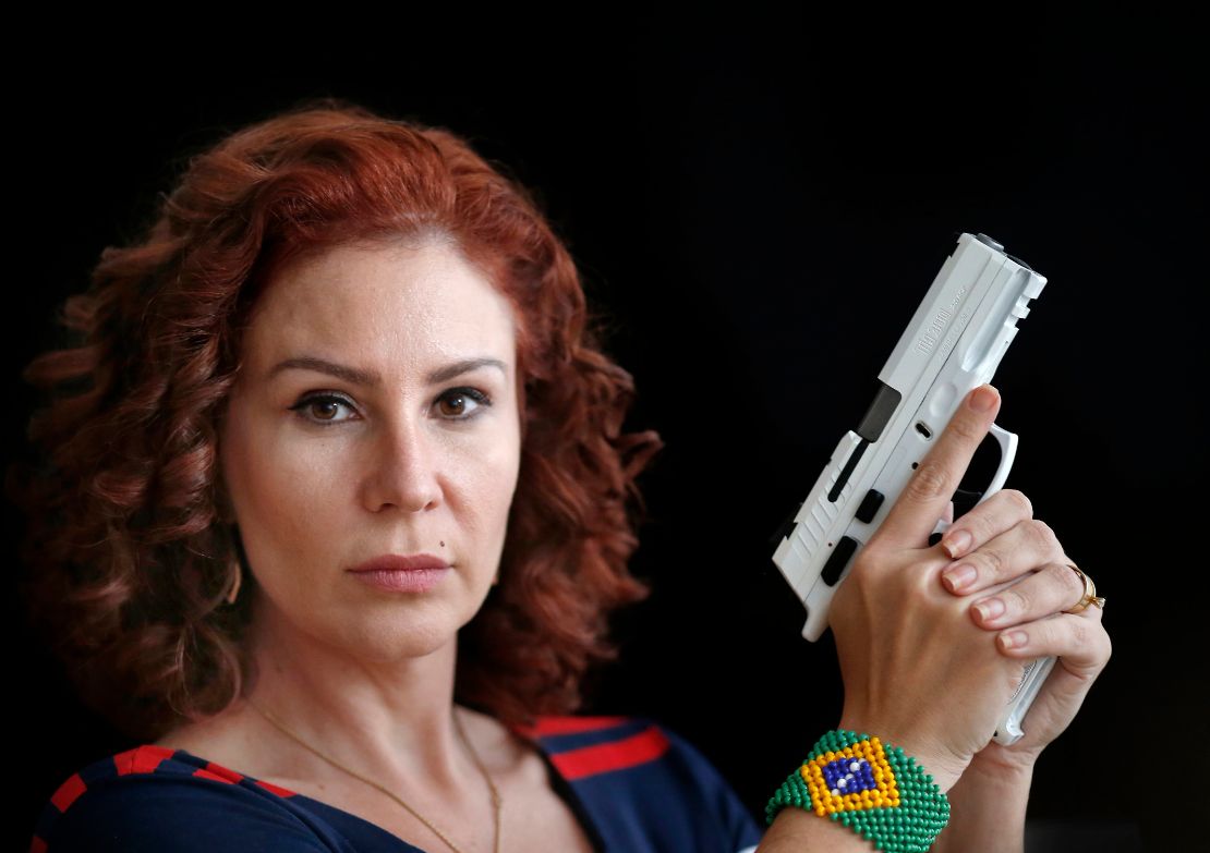 Foragida e com redes bloqueadas, Zambelli posta vídeo com crítica a Moraes