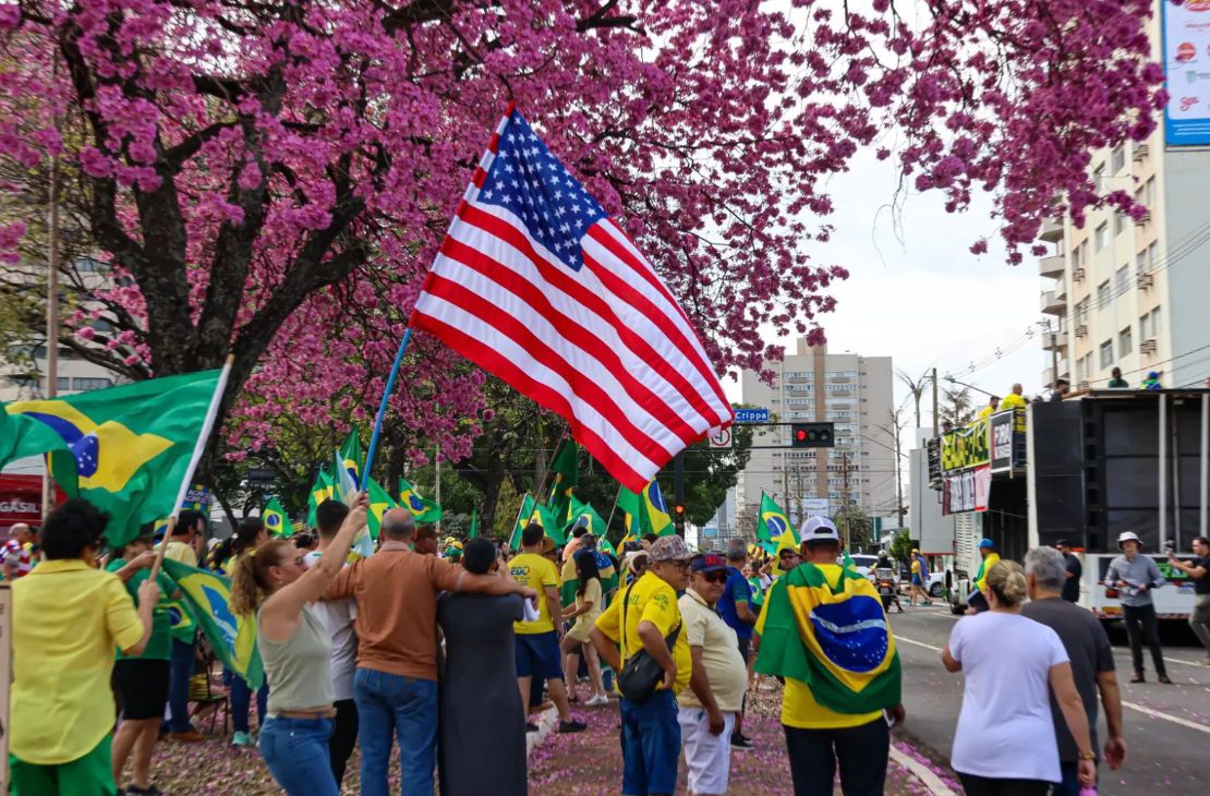 Ato bolsonarista reúne políticos e apoiadores em Campo Grande, com bandeiras dos EUA apesar de tarifas de Trump