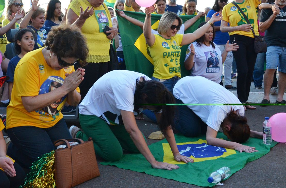 Bolsonaristas rezam ajoelhados durante ato pró-anistia