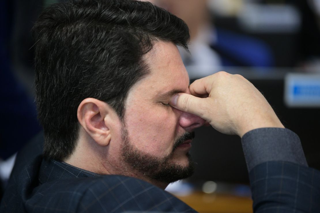 Senador Marcos do Val é levado para colocar tornozeleira eletrônica