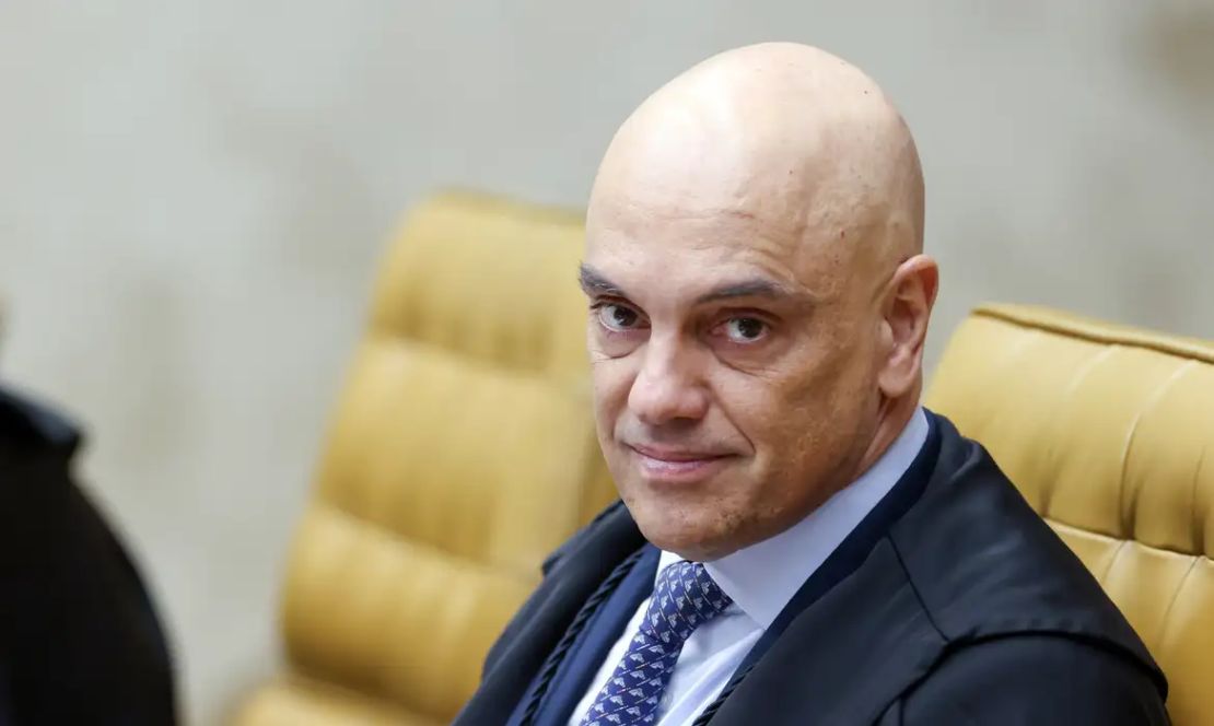 Moraes decreta prisão domiciliar de Bolsonaro