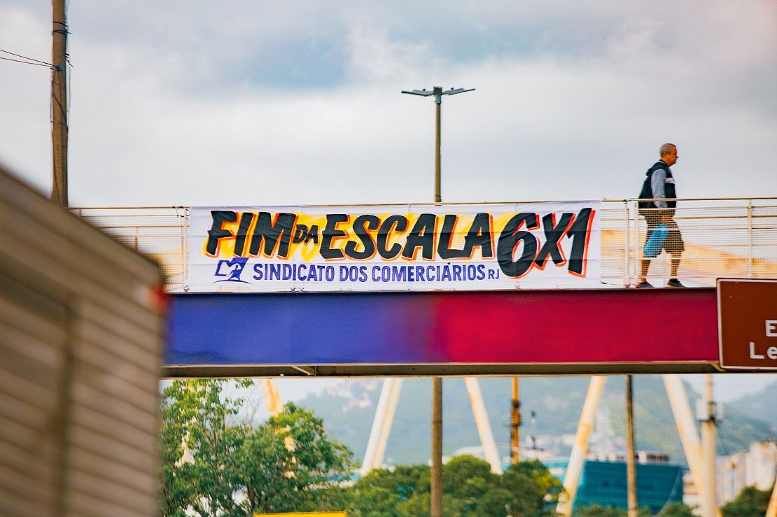 Escala 6×1 atinge mais jovens negros com baixos salários