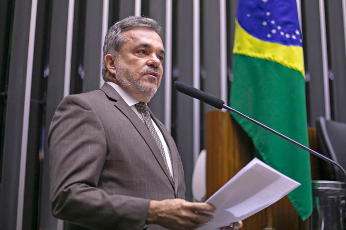 Vander anuncia saída do governo após Riedel defender Bolsonaro