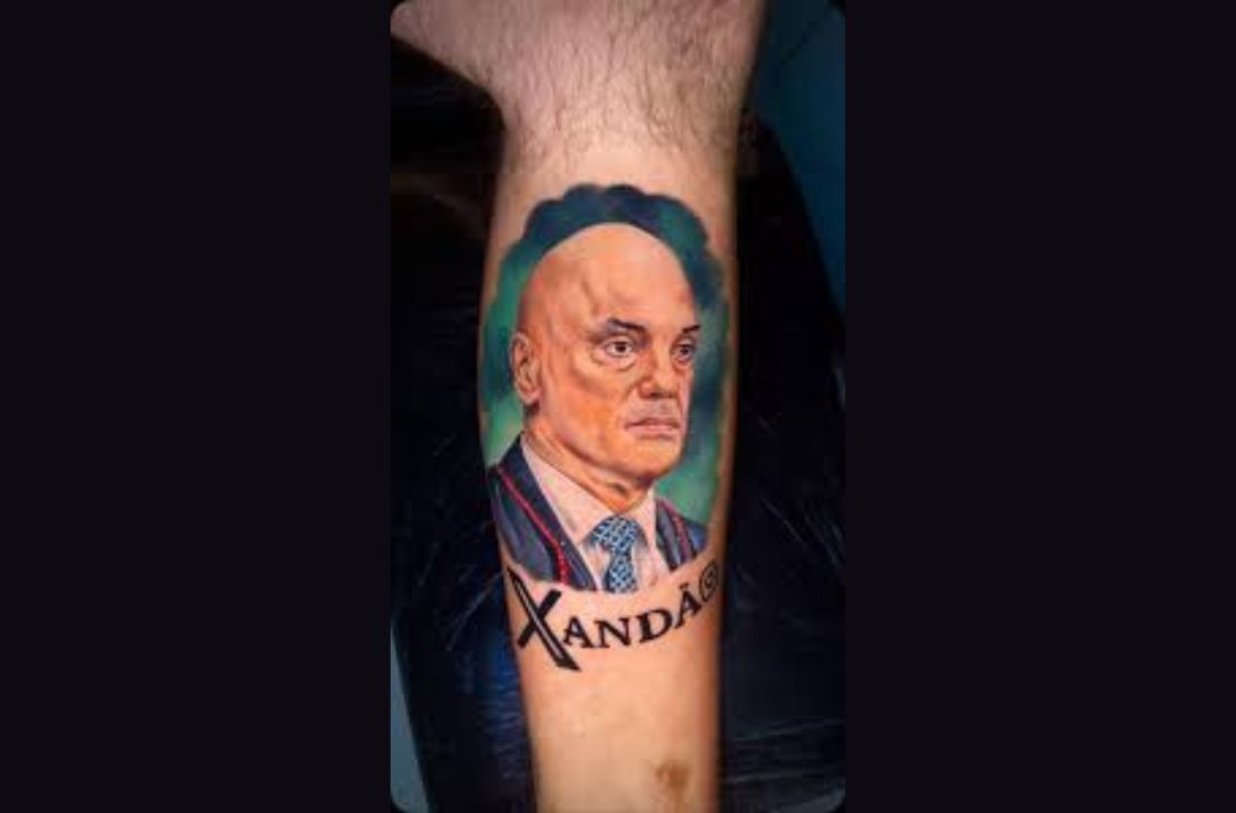 Paranaense eterniza Alexandre de Moraes na pele com tatuagem realista