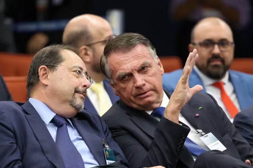Advogados de Bolsonaro têm até amanhã para entregar defesa no processo da trama golpista