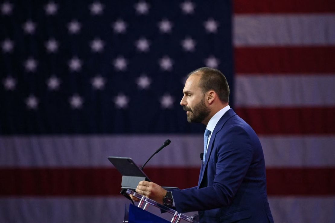 Eduardo Bolsonaro viaja a Washington em busca de novas sanções contra o Brasil
