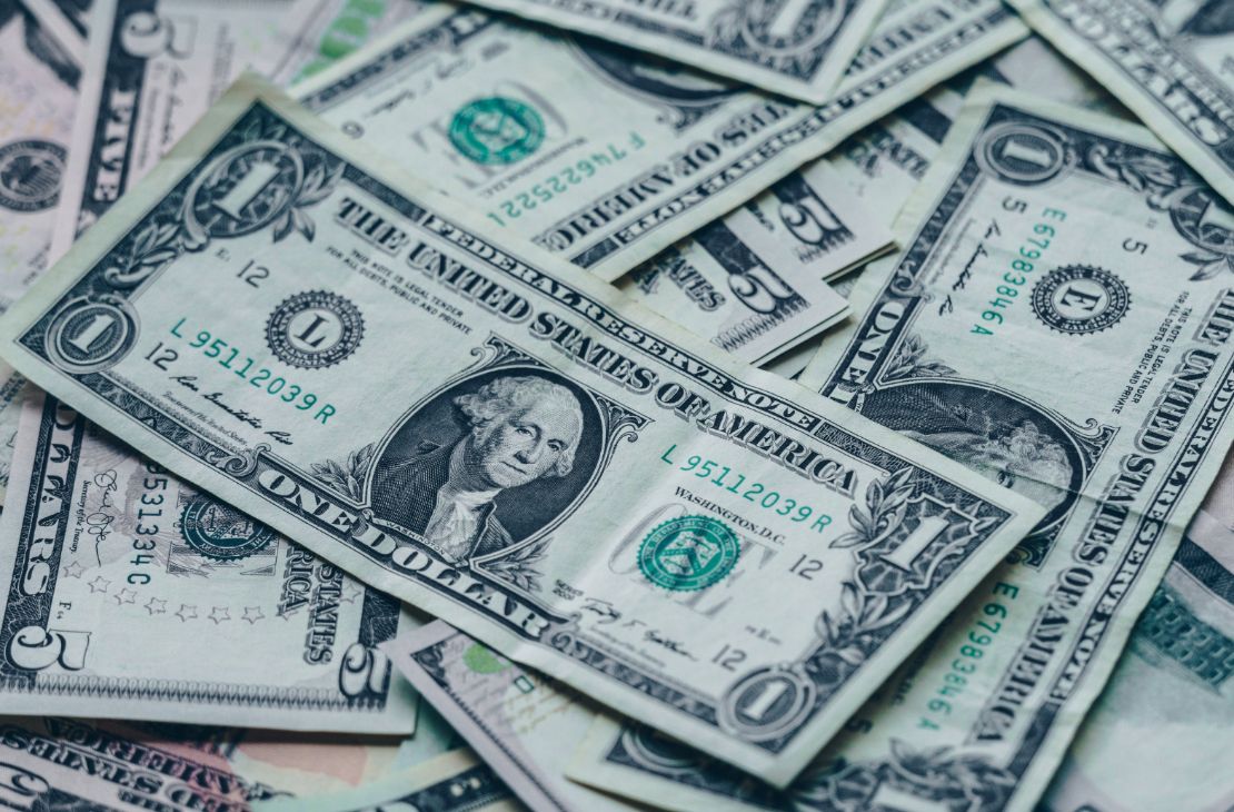 Dólar recua para menor valor em mais de um ano e Bolsa brasileira dispara