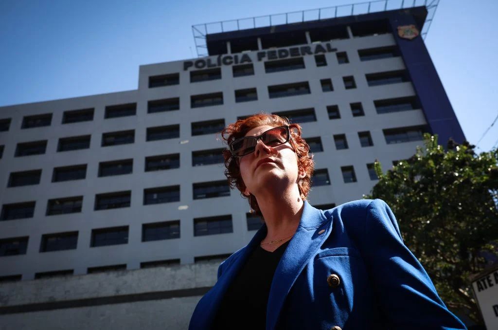 Carla Zambelli alega mal-estar e tem audiência adiada na Itália; deputada seguirá presa