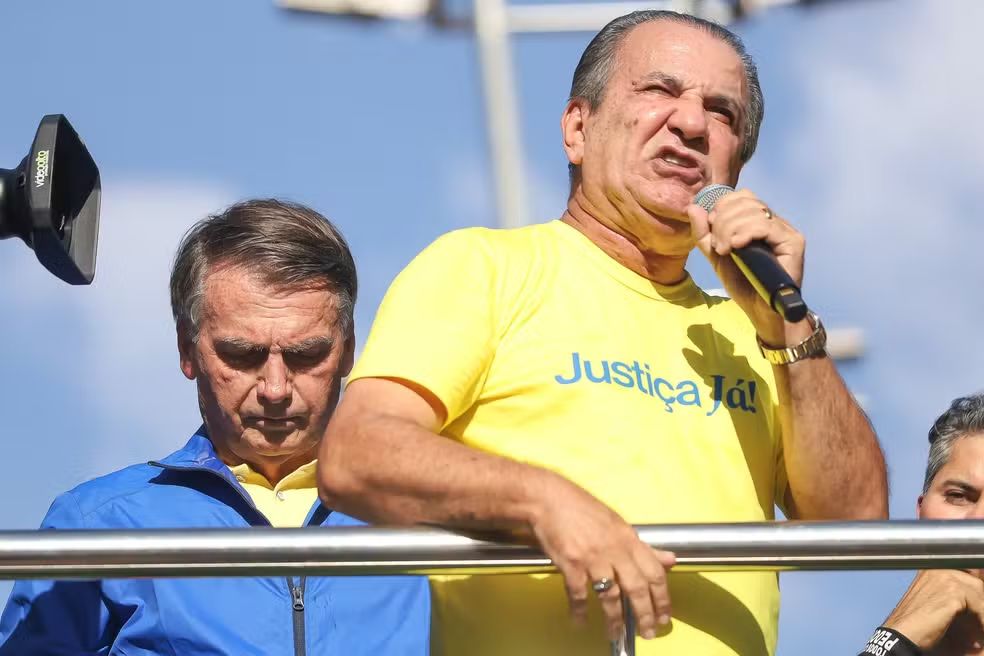 Moraes determina cancelamento do passaporte de Silas Malafaia e proíbe contato com Bolsonaro