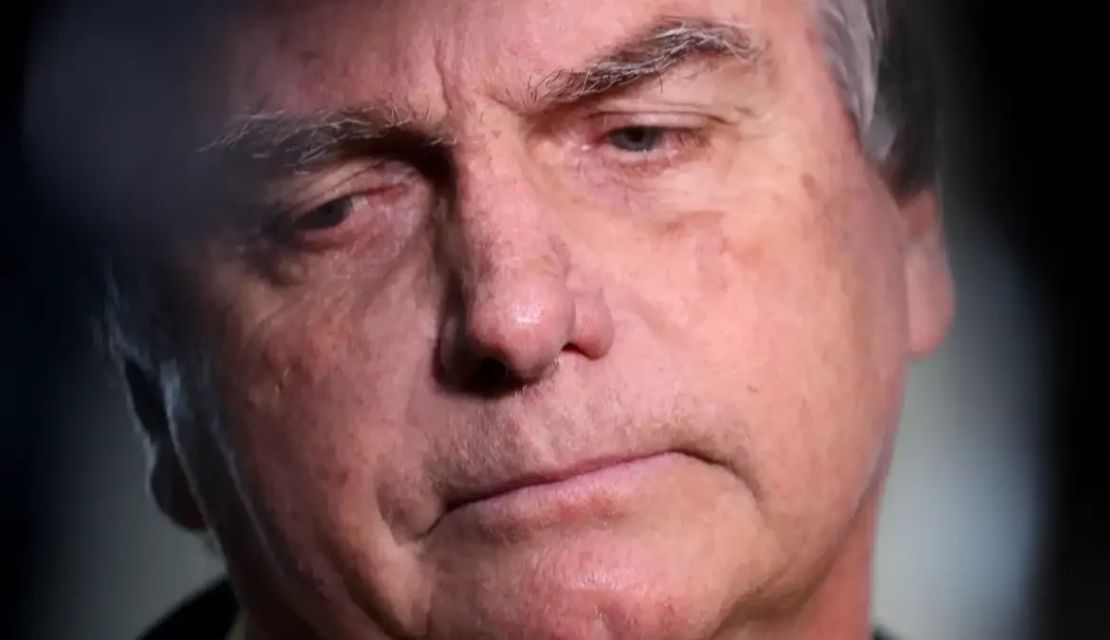 Defesa de Bolsonaro tem até hoje à noite para explicar suposto plano de fuga, determina Moraes