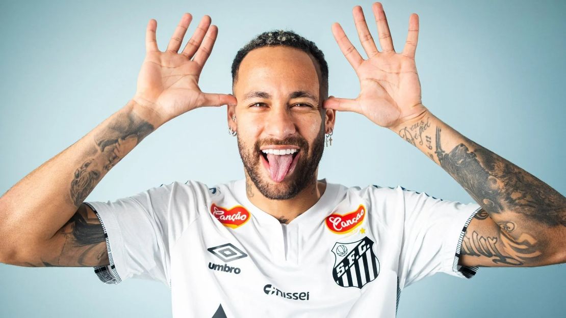 Neymar faz homenagem ao Santos com nova tatuagem na perna; veja