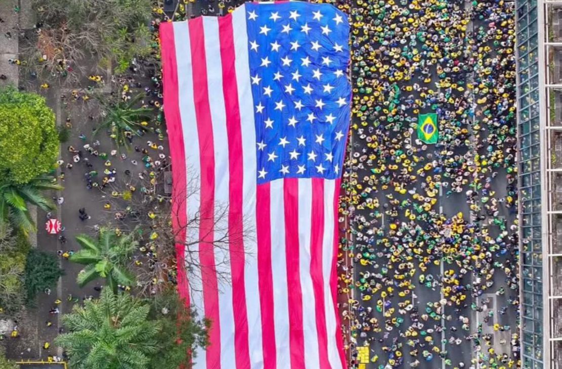 Bolsonaristas marcam o Dia da Independência com bandeiras dos Estados Unidos