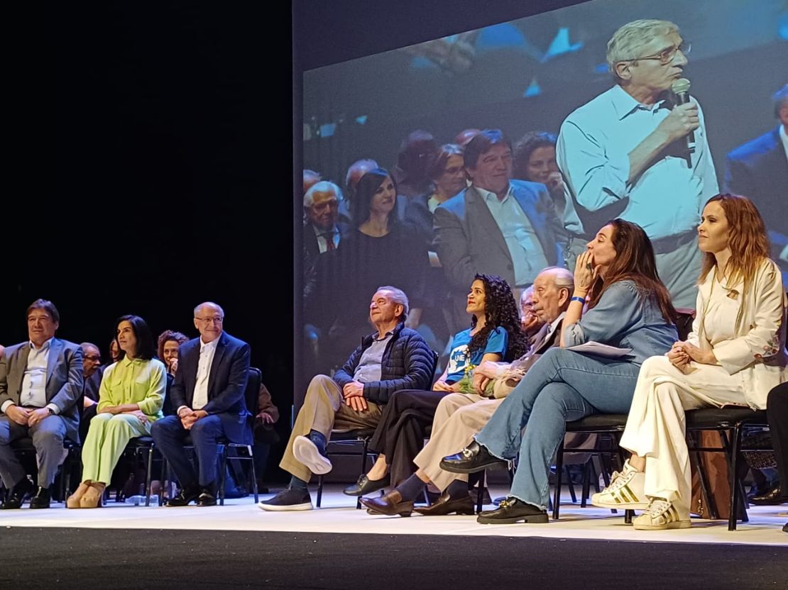 Ato em SP com líderes políticos, artistas e movimentos populares celebra resposta do Brasil ao golpismo
