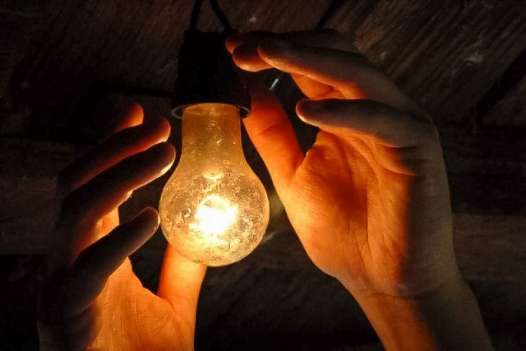 Governo sancionará lei que garante luz gratuita para famílias de baixa renda
